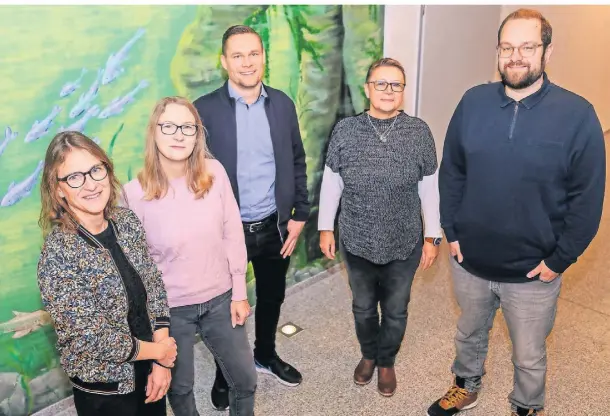  ?? FOTO: GEORG SALZBURG ?? Svenja Butzmühlen, Sabine Becker, Carsten Erretkamps, Helene Rosellen und Marc Hoffmann (v.l.) als Vertreter der Träger.