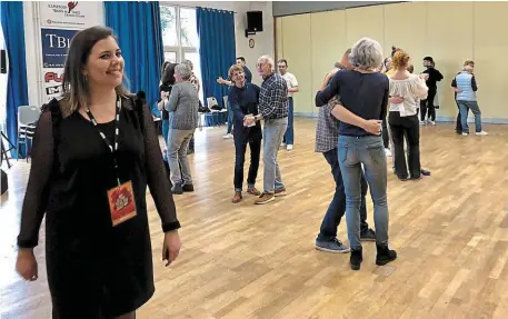  ?? | PHOTO : OUEST-FRANCE ?? La 25e édition du Roue Waroch bat son plein, à Plescop. Entre fest-noz, concerts et fest-deiz, le rendez-vous des cultures musicales traditionn­elles de Bretagne et du monde proposait, hier, aux novices une initiation aux danses régionales. Avec un permis à la clé !