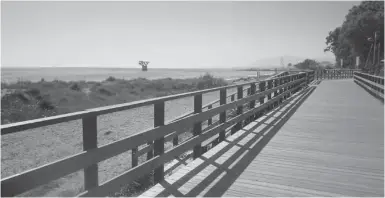  ??  ?? Historisch­e Denkmäler wie der Torre del Cable in Marbella tauchen beim Begehen des Weges auf.