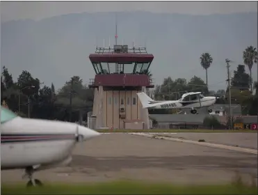  ?? RANDY VAZQUEZ — STAFF PHOTOGRAPH­ER ?? An airplane takes off at Reid-Hillview Airport in San Jose on Tuesday.