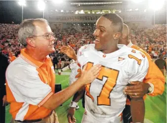  ?? AP FILE PHOTO/WADE PAYNE ?? Tennessee offensive coordinato­r David Cutcliffe, left, got good numbers from quarterbac­k Tee Martin during the Vols’ 49-14 rout of host South Carolina on Oct. 31, 1998.