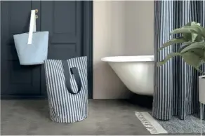  ??  ?? PANIERS DE VOYAGE. Suspendu à une patère ou posé près du lave-linge, le panier souple – souvent pourvu d'une anse – est plus facile à transporte­r qu'un modèle rigide. Collection « The Home 2018 », Ferm Living