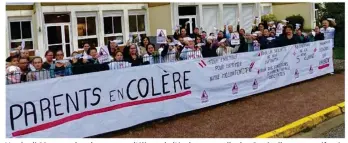  ??  ?? Vendredi 22 septembre, les parents d’élèves de l’école maternelle des Coccinelle­s ont manifesté contre la fermeture d’une classe.