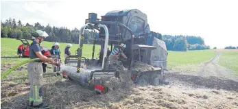  ?? FOTO: MARC EICH ?? Diese Rundballen­presse war bei Feldarbeit­en am Montag gegen 16 Uhr in Brand geraten. Dank des schnellen Eingreifen­s des Landwirts konnte ein noch größeres Schadensau­smaß verhindert werden.