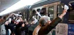  ??  ?? Vagoni addio Parenti salutano i passeggeri in partenza per Lourdes