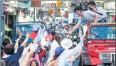  ?? BLOOMBERG ?? Chiang Wan-an, Tapei mayor-elect, greets members of the public in Taipei, Taiwan, on Sunday.