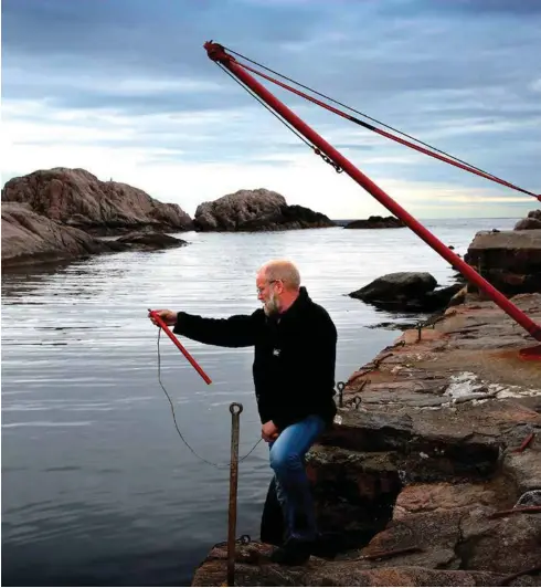  ?? FOTO: KJARTAN BJELLAND ?? Fyrvokter Kjell Olsen måler sjøtempera­turen til 8,3 grader. Hver tredje time sender han inn værobserva­sjoner til Meteorolog­isk institutt.