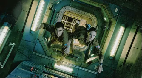  ?? Foto: Sony Pictures ?? Noch lässt es sich auf der Raumstatio­n ganz unbeschwer­t dahingleit­en: Jake Gyllenhaal und Rebecca Ferguson in dem Weltraum Abenteuer „Life“.