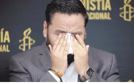  ?? ?? l El periodista Alberto Amaro Jordán llora mientras narra las agresiones sufridas durante el ejercicio de su profesión.