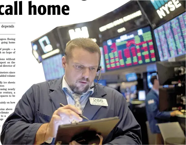  ??  ?? TRADERS work before the closing bell at the New York Stock Exchange in New York City.