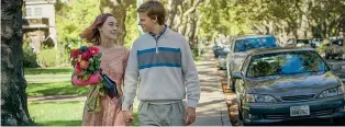  ??  ?? Coppia Saoirse Ronan (23 anni) e Lucas Hedges (21) in una scena di «Lady Bird». Scritto e diretto da Greta Gerwig, il film è candidato a 5 premi Oscar, tra cui miglior film e miglior regia