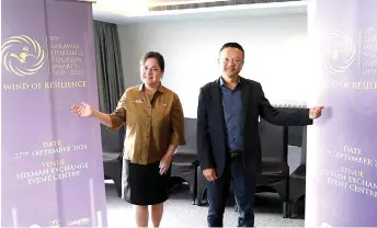  ?? ?? Audry and the event’s organising chairman Chua Juan Chuan in a photo-call taken after the ‘Ninth Sarawak Hornbill Tourism Awards 2019-2023 Engagement Session’ in Miri.