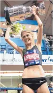  ??  ?? Langstreck­enläuferin Konstanze Klosterhal­fen feiert ihren Sieg bei den Millrose Games.