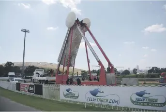  ?? Picture: Tracy Lee Stark ?? AND THEY’RE OFF. Finishing touches are made for the Gauteng Summer Cup, which takes place today at Turffontei­n Racecourse.