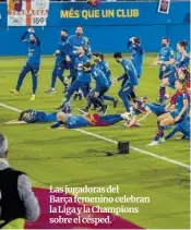  ??  ?? Las jugadoras del Barça femenino celebran la Liga y la Champions sobre el césped.