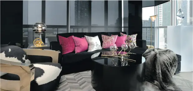  ?? PHOTOS: TOMAS PEARCE ?? A cushy black velvet sectional, a glass-topped and leather-wrapped round coffee table highlight the living room.