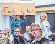  ?? FOTOS: CHRISTIAN FLEMMING ?? Mehr als 200 Menschen demonstrie­ren vor dem Weingut Peter Hornstein. Darunter sind auch viele Kinder.