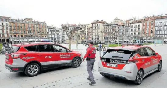  ?? Foto: Javier Bergasa ?? Dos vehículos de Policía Foral, estacionad­os en la Plaza del Castillo el día de la firma del traspaso competenci­al.