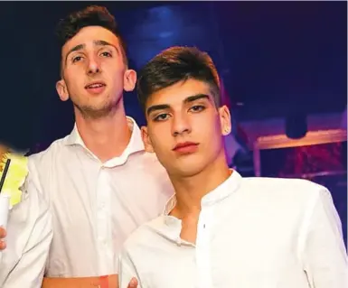  ??  ?? Amici Luca Carissimi e Matteo Ferrari, 21 e 18 anni, morirono speronati in Vespa dopo una lite in discoteca