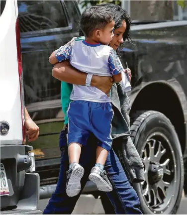  ?? Fotos de Matt York / Associated Press ?? En esta fotografía de archivo del 26 de julio de 2018, un niño inmigrante es llevado a un centro de los Servicios Sociales Luteranos en Phoenix el 26 de julio de 2018.