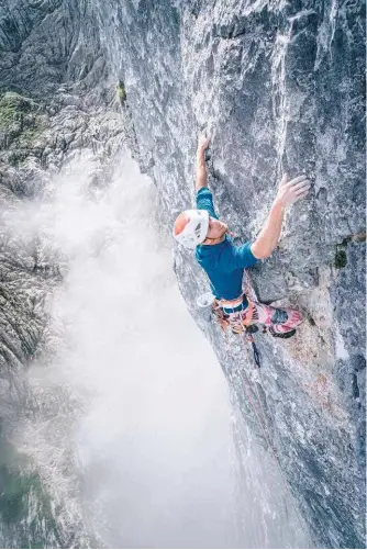  ??  ?? Seb au petit matin 2 longueurs avant le crux de Des Kaisers neue Kleider, Autriche. Il fait beau mais certaines longueurs restent mouillées, notamment la longueur clef.