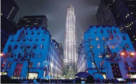  ?? GARY HERSHOIN / GETTY ?? Mille luci di New York Il Rockefelle­r Center, edificio degli Anni 30, nel pieno delle festività con il tradiziona­le albero natalizio. Alla base c’è anche quest’anno la pista di pattinaggi­o sul ghiaccio «che regala l’illusione dei laghetti del Maine»,...