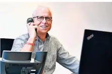  ?? FOTO: NORBERT PRÜMEN ?? Uwe Leuchtenbe­rg sitzt an seinem ersten Amtstag im Bürgermeis­terbüro an der Bahnstraße in St. Tönis.