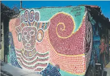  ??  ?? El sello de Art3 D Barrio, el proyecto de Denis Berríos para la creación de murales con materiales reciclados, llegó a México.