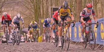  ?? AFP ?? Potenza Wout van Aert, 27 anni, all’attacco sul pavé con Matteo Trentin, 32, nell’ultima Gand-Wevelgem