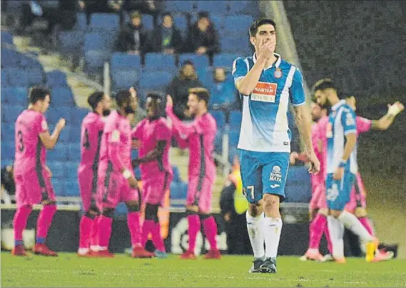  ?? FOTO: MANEL MONTILLA ?? Gerard Moreno, autor del gol del Espanyol, muestra su abatimient­o tras el segundo gol marcado por el Levante. El equipo catalán no mereció perder en Cornellà-El Prat