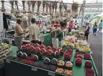  ?? MONTREAL GAZETTE FILES
DAVE SIDAWAY, ?? The Atwater Market is a source of wonderful fresh fruit and produce, as well as cheeses, meats, flowers and a myriad other items.