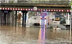  ?? FOTO: FEUERWEHR ALTENBURG ?? Land unter in Altenburg: Ein Auto blieb in den Wassermass­en unterhalb einer Brücke stecken.