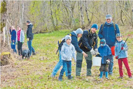  ?? FOTO: JAHNKE ?? Auch entlang der Argen konnten die Sammler einiges an weggeworfe­nem Müll aufsammeln. Hier ist die Gruppe vom Tauchsport­club Kressbronn unterwegs.