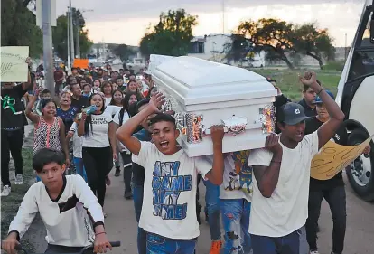  ?? ARIANA PÉREZ ?? Parientes y amigos trasladan el féretro de Jorge a un panteón de la localidad.