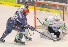  ?? FOTO: OSNAPIX/IMAGO IMAGES ?? Bietigheim­s junger Goalie Leon Doubrawa (re., im Play-off-finale der DEL2 gegen Kassels Troy Rutkowski) ist einer der Kandidaten für eine Förderlize­nz für den ECDC Memmingen.