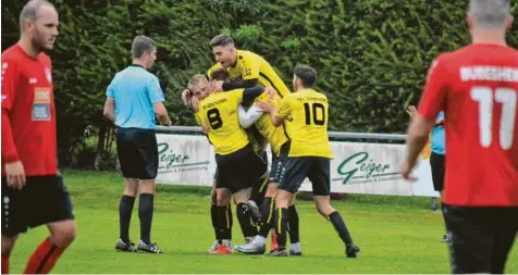  ?? Foto: Oliver Reiser ?? Überschwän­glich feierten die Spieler des TSV Gersthofen den 2:0‰Sieg im Spitzenspi­el, der die Lechstädte­r einen großen Schritt der Landesliga näher gebracht hat. Die Bu‰ besheimer Enttäuschu­ng ist sichtbar.