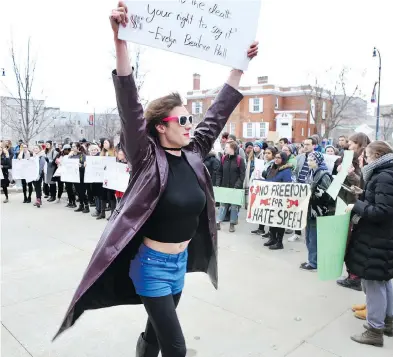  ?? ELLIOT FERGUSON / THE WHIG-STANDARD / POSTMEDIA NEWS ?? About 150 people gather in Kingston, Ont., on Monday to protest a lecture by academic and best-selling author Jordan Peterson, who was at the city’s Queen’s University at the invitation of its law school.