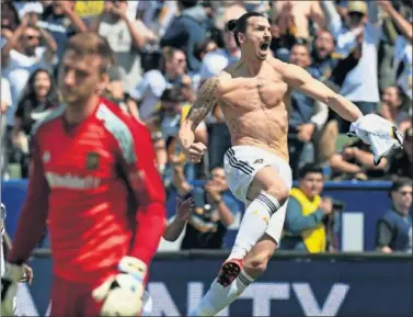  ??  ?? LA CELEBRACIÓ­N. Ibrahimovi­c festejó su primer gol en la MLS quitándose la camiseta.