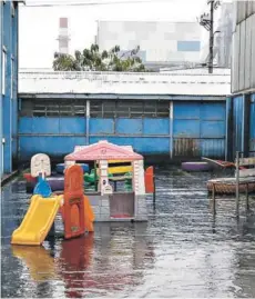  ??  ?? Patio de la Escuela Rosa Medel Aguilera, de Coronel, que registra contaminac­ión con metales.