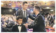  ?? Foto: 2x AP ?? S úsměvem Když se na vyhlašován­í cen FIFA potkali Ronaldo s Messim, oba se usmívali a přátelsky si tiskli ruce. Rivalita zůstala stranou.