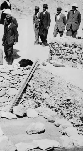  ??  ?? Lord Carnarvon al frente de la comitiva en la inauguraci­ón no oficial de la tumba de Tutankhamó­n, en 1922.
En la pág. anterior, Carter, a la dcha., con dos oficiales egipcios en los años veinte.