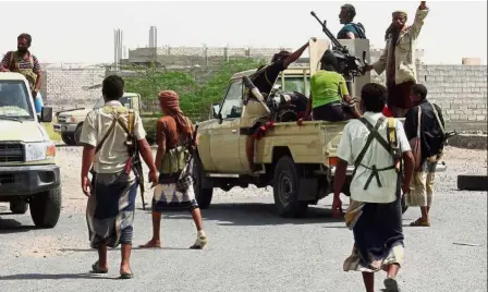  ?? — AFP ?? Fighting for control: Yemeni pro-government forces gathering on the eastern outskirts of Hodeida.