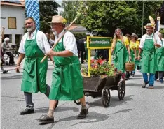  ??  ?? Nicht nur Schützen beteiligte­n sich am Festumzug. Die Gartenfreu­nde Scheuring sorgten für etliche Farbtupfer.