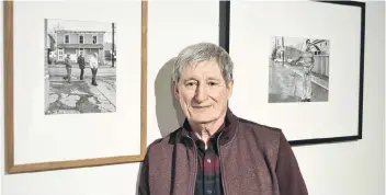  ?? SALLY COLE/THE GUARDIAN ?? Richard Furlong shows his University Avenue photos at the Confederat­ion Centre of the Arts in Charlottet­own. They are part of “A Documentar­y Impulse: 1970s Photograph­y of Prince Edward Island Life”. Born in England, Furlong moved to Canada in 1951.