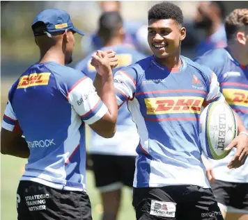  ?? PHANDO JIKELO ?? DAMIAN WILLEMSE and Craig Barry exchange pleasantri­es at training yesterday. | ANA Pictures