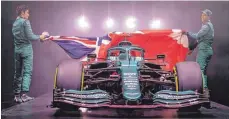  ?? FOTO: DPA ?? Weg mit dem Union Jack: Lance Strall (l.) und Sebastian Vettel enthüllen den neuen Formel-1-Wagen AMR21.