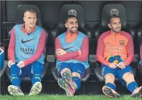  ?? FOTO: PERE PUNTÍ ?? Alcácer, en el banquillo de Mestalla Sentado junto a Aleix Vidal y Mathieu