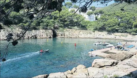  ?? PERE DURAN / NORD MEDIA / ARCHIVO ?? Los planes para construir residencia­s en la cala de Aiguafreda han provocado el rechazo de ecologista­s y vecinos