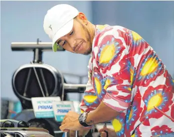  ?? FOTO: DPA ?? Ein Formel-1-Gastspiel in Miami? Weltmeiste­r Lewis Hamilton wäre begeistert – und offenbar, da Florida-Fan, wie gemacht als Streckende­signer.