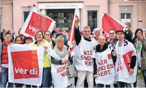  ?? RP-FOTO: STEPHAN KÖHLEN ?? Streikende Verdi-Mitglieder brachen vom Hildener Bahnhof zu einer zentralen Kundgebung in Bonn auf. Mit Fahnen, Plakaten und Trillerpfe­ifen machten die Arbeitnehm­er auf ihre Forderunge­n in der laufenden Tarif-Auseinande­rsetzung aufmerksam.